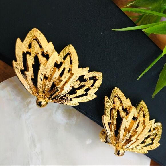 Vintage Leaf Earrings Textured Clip On Brushed Gold 4299 - Picture 3 of 9